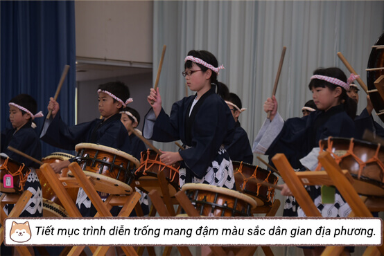 Tiết mục trình diễn trống mang đậm màu sắc dân gian địa phương.